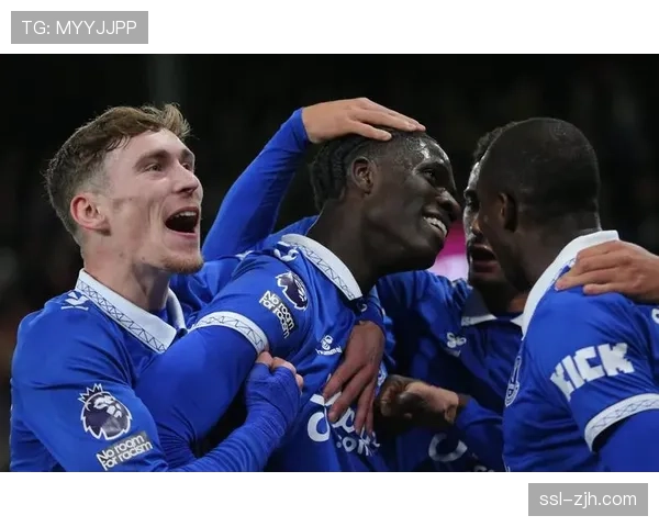 特写:在古迪逊公园,伤愈复出的勒温打入关键头球后的怒吼 特写:在古迪逊公园,伤愈复出的勒温打入关键头球后的怒吼